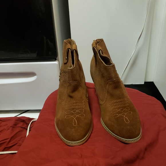 NAUGHTY MONKEY SUEDE HIDDEN HEEL WEDGE WESTERN STYLE ANKLE BOOT/SZ.8/SNWOT - Picture 3 of 12